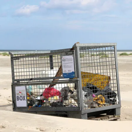 Müllbox am Strand.