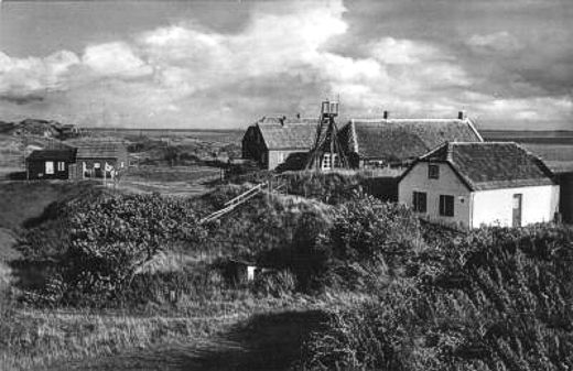 Landschaft mit alten Gebäuden in Schwarz-Weiß.