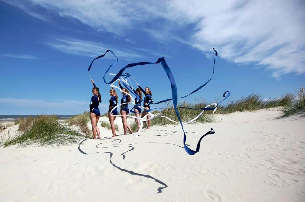 Junge Leichtathletikerin am Strand 