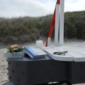 Ein geschmückter Tisch am Strand.