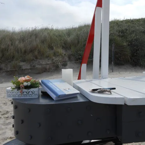 Ein geschmückter Tisch am Strand.