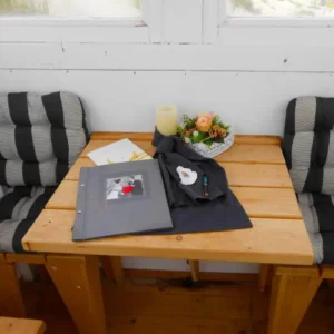 Ein geschmückter Tisch im alten Badeturm. Auf dem Tisch liegt ein Stammbuch.