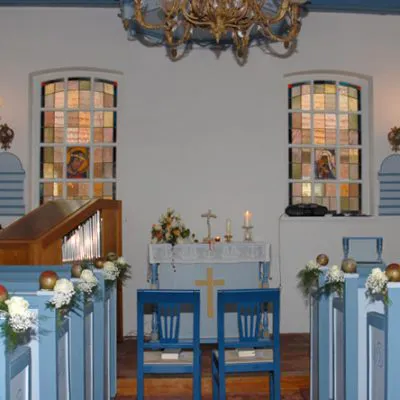 Geschmückter Altar in der Inselkirche.