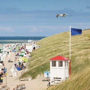 Der alte Badeturm steht rechts vom Strand.